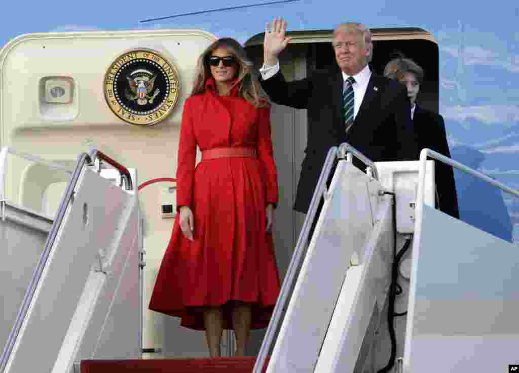 Президент Дональд Трамп с первой леди Меланией и сыном Бэрроном прибыл в Палм-Бич, штат Флорида, чтобы провести выходные в своей резеденции. 17 марта 2017 года 