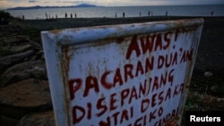 Tand peringatan yang dipasang oleh penduduk desa di sebuah pantai di Banda Aceh 12 Desember 2012, sebagai ilustrasi. Terdapat sejumlah pasal dalam KUHP baru yang terus menjadi kontroversi, antara lain zina dan kumpul kebo. (Foto: Reuters/Damir Sagolj)