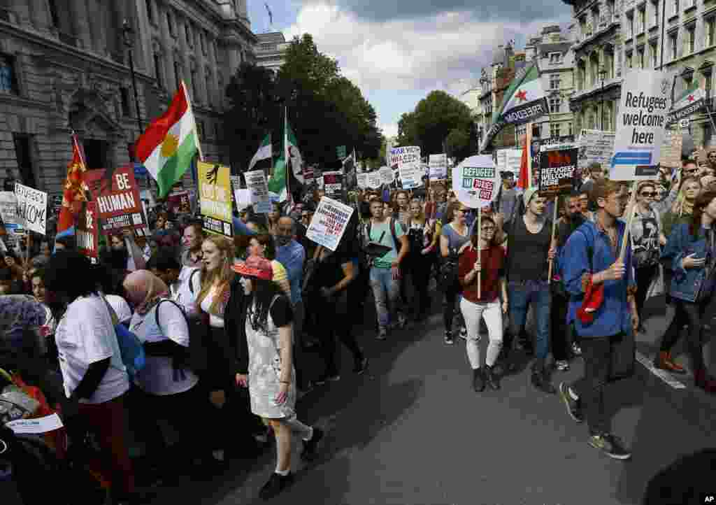 وسطی لندن میں ہزاروں افراد نے پناہ گزینوں سے متعلق برطانوی حکومت کے موقف کے خلاف مظاہرہ کیا۔