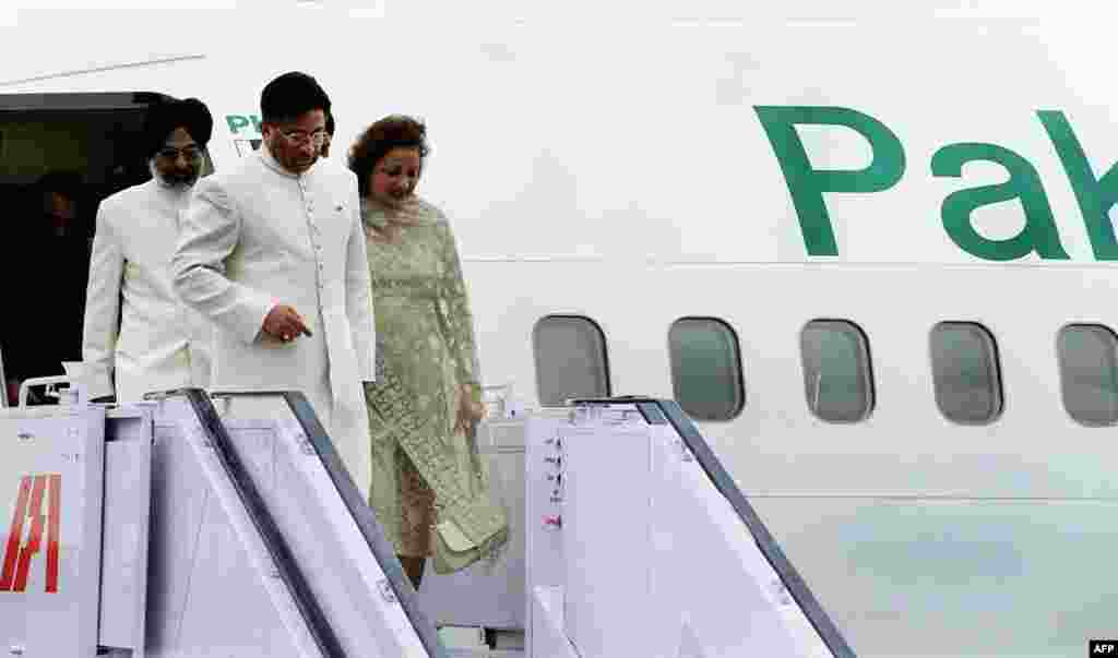 پرویز مشرف اور ان کی اہلیہ صہبا مشرف 14 جولائی 2001 کو بھارتی دارالحکومت نئی دہلی کے پالم ایئر پورٹ پہنچے۔ تصویر میں وہ طیارے سے باہر آ رہے ہیں۔&nbsp; &nbsp;