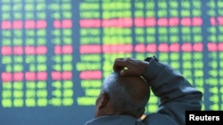 杭州有人观看电子屏幕上的股市行情（2016年1月11日）