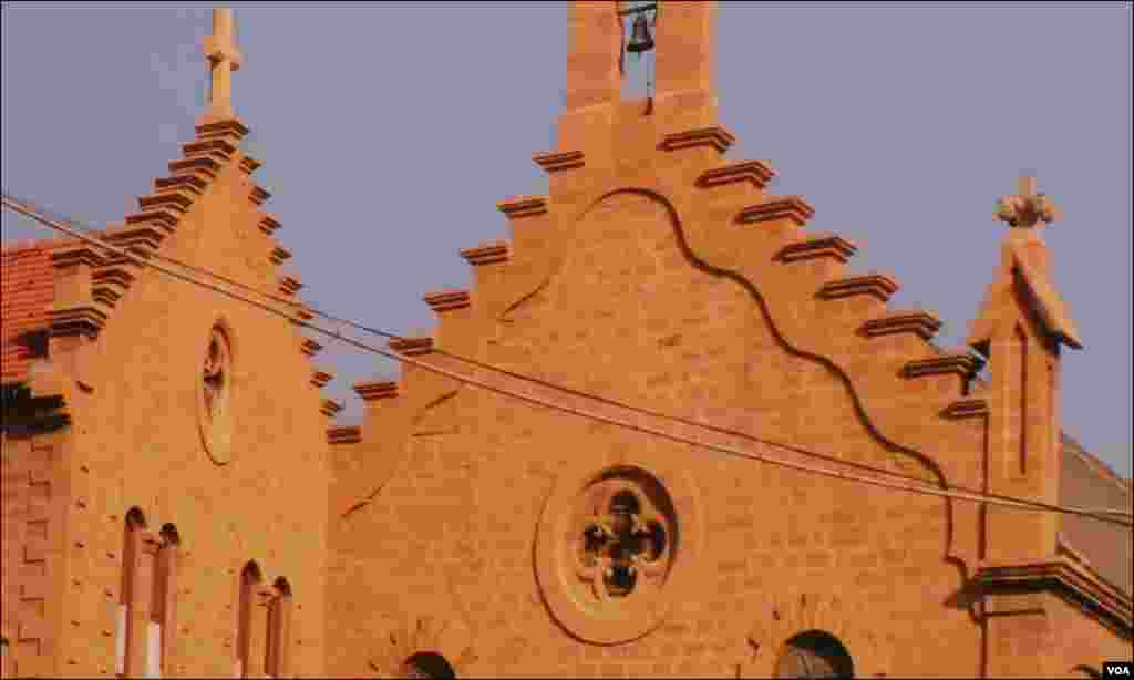گرجاگھر کی پرانی عمارتیں اور ان کی چھت پر موجود پرانے اسٹائل کا گھنٹہ اور صلیب