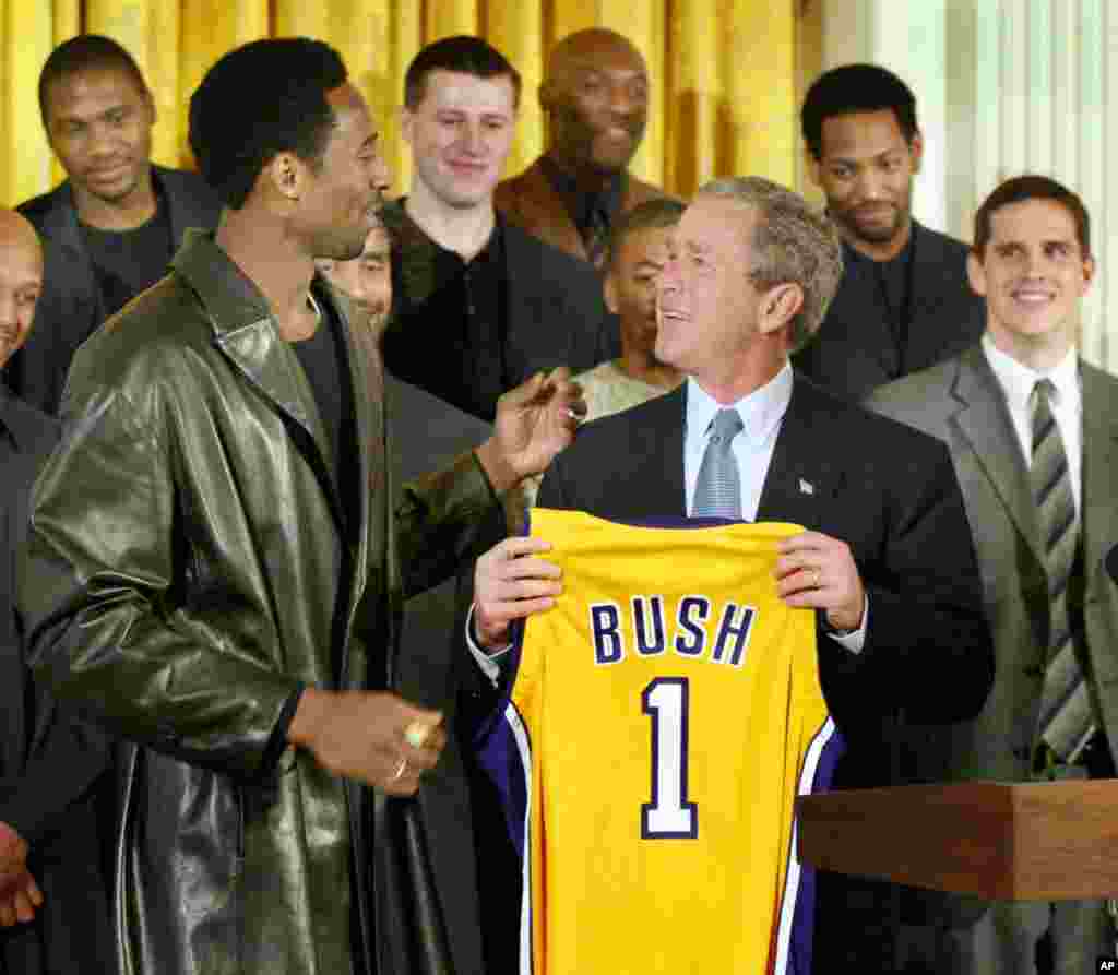 کوبی برایانت بعد از قهرمانی در لیگ ان ب ای، در ژانویه سال ۲۰۰۲ با جرج بوش رئیس جمهوری وقت آمریکا در کاخ سفید به همراه اعضای تیمش دیدار کرد.
