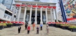 Beberapa mantan buruh migran ditemani Migrant Care mengikuti sidang uji materi di Mahkamah Konstitusi, Juli 2020. (Foto: pribadi)