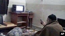 Osama bin Laden gleda televiziju u svom kompleksu u Abottabedu
