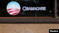 Một tiệm bảo hiểm quảng cáo chương trình Obamacare ở San Diego.