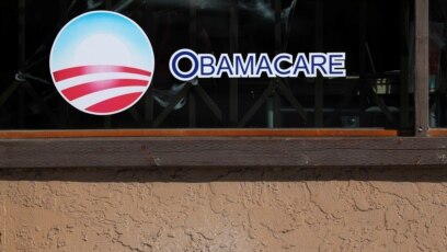 Một tiệm bảo hiểm quảng cáo chương trình Obamacare ở San Diego.