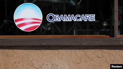 Một tiệm bảo hiểm quảng cáo chương trình Obamacare ở San Diego.