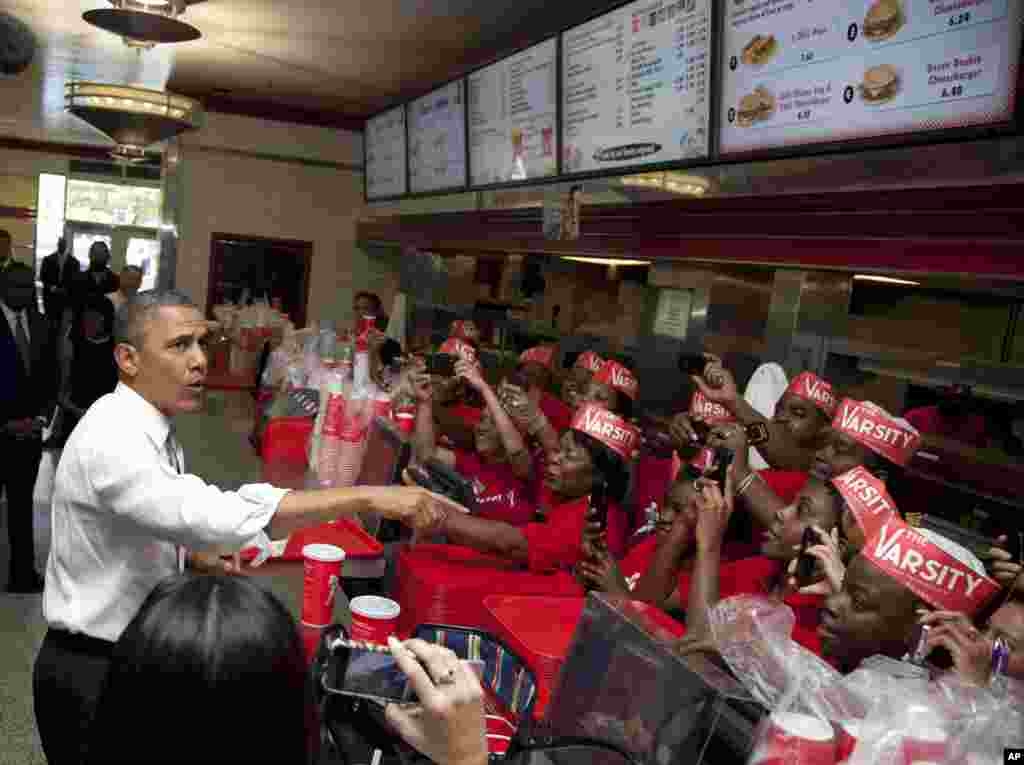 President Barack Obama places an order at The Varsity restaurant in Atlanta, Georgia, June 26, 2012. (AP)