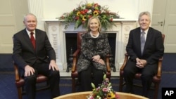 7일 북아일랜드를 방문한 힐러리 클린턴 미 국무장관(가운데)와 피터 로빈슨 북아일랜드 총리(오른쪽), 마틴 맥기니스 부총리.