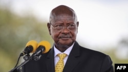 Président Yoweri Museveni ya Ouganda na milulu mya bozui bokonzi bua ye mpo na mbala ya motoba na le 12 Mai 202. Photo Badru KATUMBA / AFPP