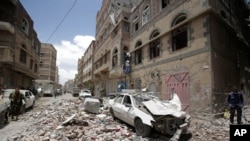 People inspect the site of an airstrike by Saudi-led coalition in Sanaa, Yemen, May, 16, 2019. 