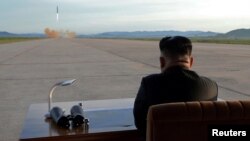 북한 김정은 위원장이 지난 2017년 9월 화성-12 미사일 발사 장면을 지켜보고 있다. 