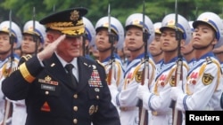 Tham mưu trưởng Liên Quân Hoa Kỳ Martin Dempsey duyệt hàng quân trong buổi lễ chào đón tại Bộ Quốc phòng ở Hà Nội, ngày 14/8/2014.