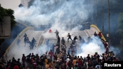 Para mahasiswa bentrok dengan polisi dalam unjuk rasa di Jakarta, 25 September 2019. (Foto: Antara/Reuters)