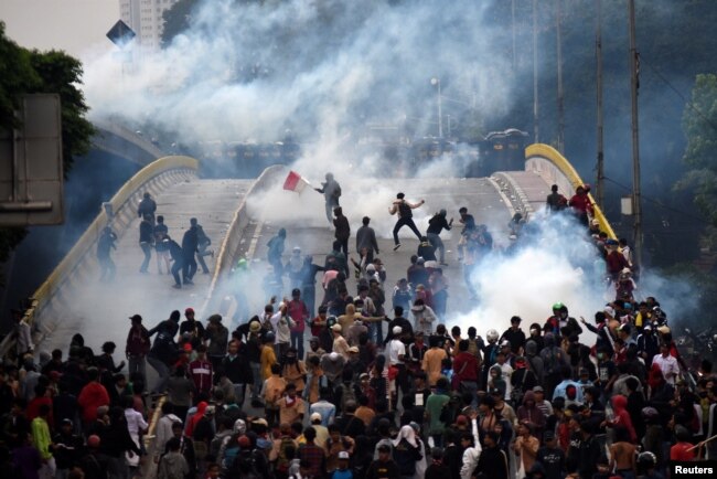 Para pelajar bentrok dengan polisi dalam unjuk rasa di Jakarta, 25 September 2019. (Foto: Antara/Indrianto Eko Suwarso via Reuters)