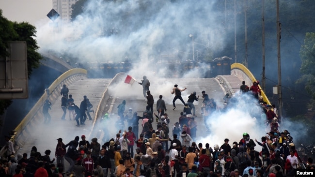 Para mahasiswa bentrok dengan polisi dalam unjuk rasa di Jakarta, 25 September 2019. (Foto: Antara/Reuters)