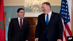 Le secrétaire d'Etat américain Mike Pompeo, accompagné du ministre marocain des Affaires étrangères, Nasser Bourita, au département d'État à Washington, le mardi 22 octobre 2019. (Photo AP / Jose Luis Magana)