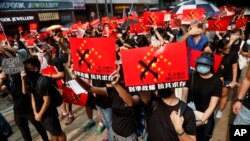 香港抗议者手举反中的标语牌举行反送中集会。（2019年9月29日）