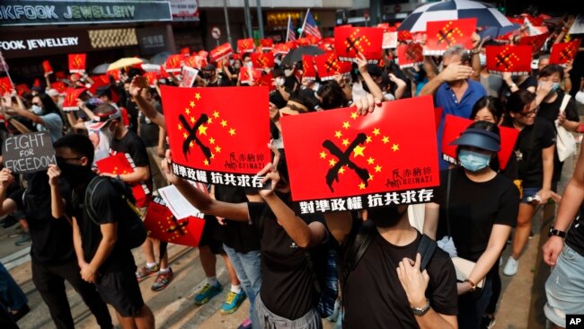 Tư liệu - Người biểu tình giơ biểu ngữ chống Trung Quốc ở Hong Kong trong một cuộc tập hợp ngày 29 tháng 9, 2019.