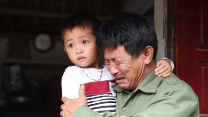 Ông Lê Minh Tuấn, cha của Lê Văn Hà, có thể là một trong số 39 người chết trong chiếc xe tải ở bên Anh,. Ông Tuấn ẵm cháu, con của ông Hà. Ảnh chụp ở Nghệ An hôm 27/10/2019.