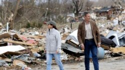 El gobernador de Tennessee, Bill Lee, y su esposa, María Lee, recorren una zona dañada por una tormenta cerca de Cookeville, el martes 3 de marzo de 2020. (AP Foto/Mark Humphrey)