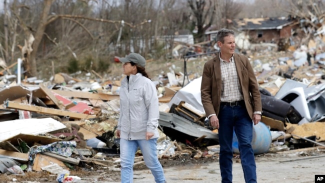 El gobernador de Tennessee, Bill Lee, y su esposa, María Lee, recorren una zona dañada por una tormenta cerca de Cookeville, el martes 3 de marzo de 2020. (AP Foto/Mark Humphrey)