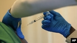 Las autoridades están increpado a quienes no se han vacunado contra la influenza a que lo hagan.