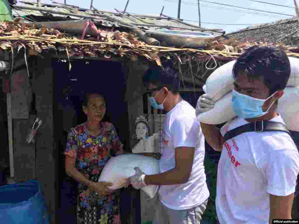 COVID-19 ေၾကာင့္ အကူအညီလုိသူေတြကုိ လူမႈေရးအဖဲြ႔ေတြ လိုက္လံ ကူညီေနပံု (သတင္းဓာတ္ပံု - Clean Yangon)
