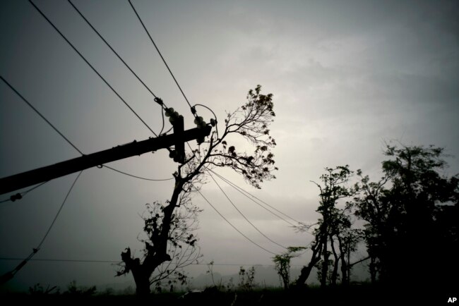 Postes de luz rotos tras el paso del huracán María en Dorado, Puerto Rico. Federal officials said on Jan. 8 2018, that efforts to fully restore power to Puerto Rico i should get a boost with more work crew