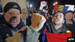 Para demonstran melakukan aksi protes di Bukares, Romania (foto: dok). 