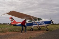 Pastor David Shrimpton, 57, yang dikenal sebagai "pastor terbang" mengikat pesawat Patroli Terbang Uniting Church di landasan terbang terpencil setelah terbang dari Broken Hill ke Pooncarie, Australia, 15 Desember 2021. (Foto: REUTERS/Loren Elliott)