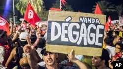 Un manifestant tient une banderole "Nahda dégage" lors d'une manifestation contre islamiste dirigé par le gouvernement de la Tunisie, 6 août 2013 à Tunis. (AP Photo / Amine Landoulsi)