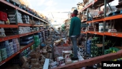 波多黎各薩利納斯市，一名男子站在被颶風瑪麗亞摧毀的超市中。 （2017年9月29日）