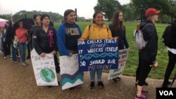 La Marcha por la Ciencia, que coincide con el Día de la Tierra, fue convocada en más de 500 ciudades, con epicentro en Washington. Foto: Gesell Tobias/VOA.