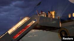 El presidente Barack Obama y su esposa Michelle, regresan a la base aérea Andrews de sus vacaciones en Massachusetts.