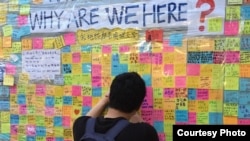 Sinh viên viết thông điệp ủng hộ dân chủ dán trên một bức tường ở Hong Kong. (Ảnh: Nguyễn Hoàng Thanh Tâm)