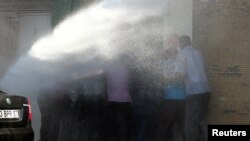 Polisi Turki menggunakan meriam air untuk membubarkan demonstran warga etnis Kurdi dalam aksi protes di Diyarbakir, Turki tenggara hari Minggu (11/9) 