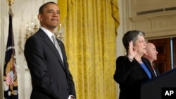 奥巴马总统3月25日出席在白宫东厅举行的新公民入籍宣誓仪式