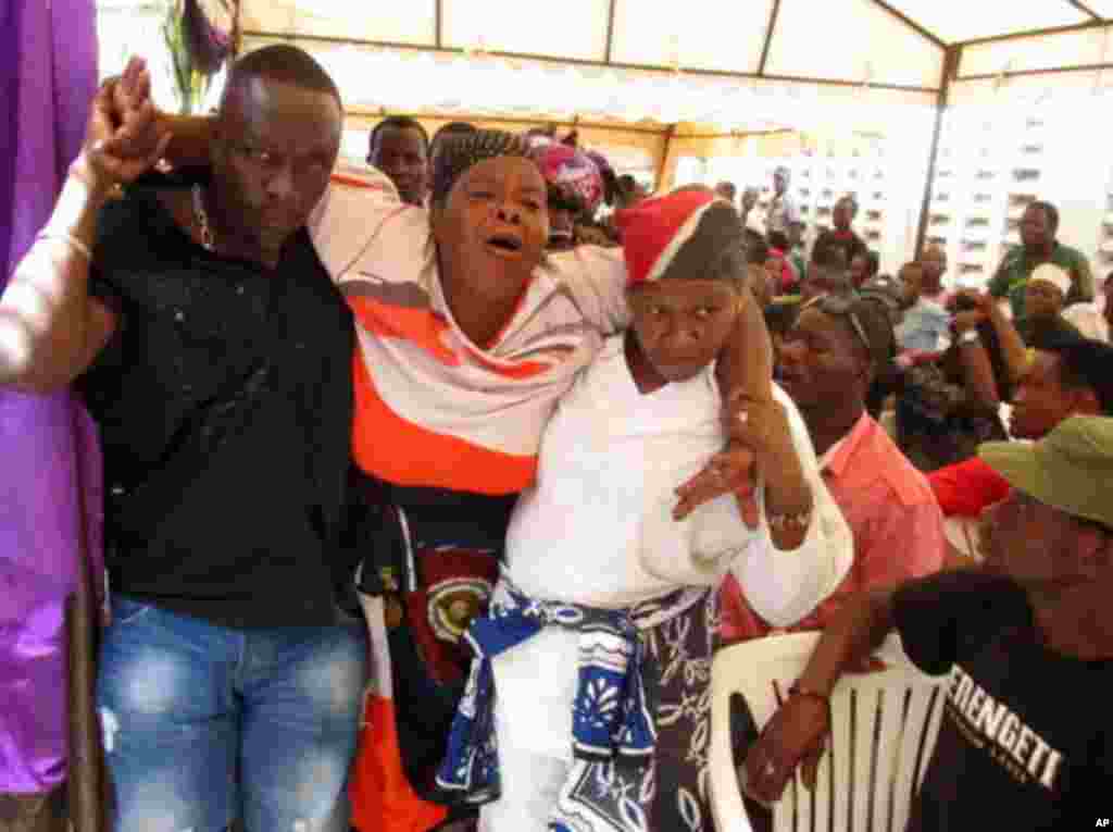 Mama Mzazi wa Steve Kanumba, Bi. Flora Mgoa akiwa na simanzi kubwa.