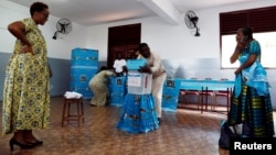 Les travailleurs électoraux préparent le bureau de vote où le président Paul Biya votera lors de l'élection présidentielle de dimanche à Yaoundé, au Cameroun, le 6 octobre 2018.