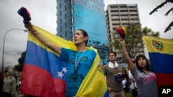 eople participate an anti-government protest in Caracas, Venezuela, Thursday, April 13, 2017. Venezuela officials are confirming that a fifth person has died in a two-week old anti-government protest movement. (AP Photo/Ariana Cubillos)