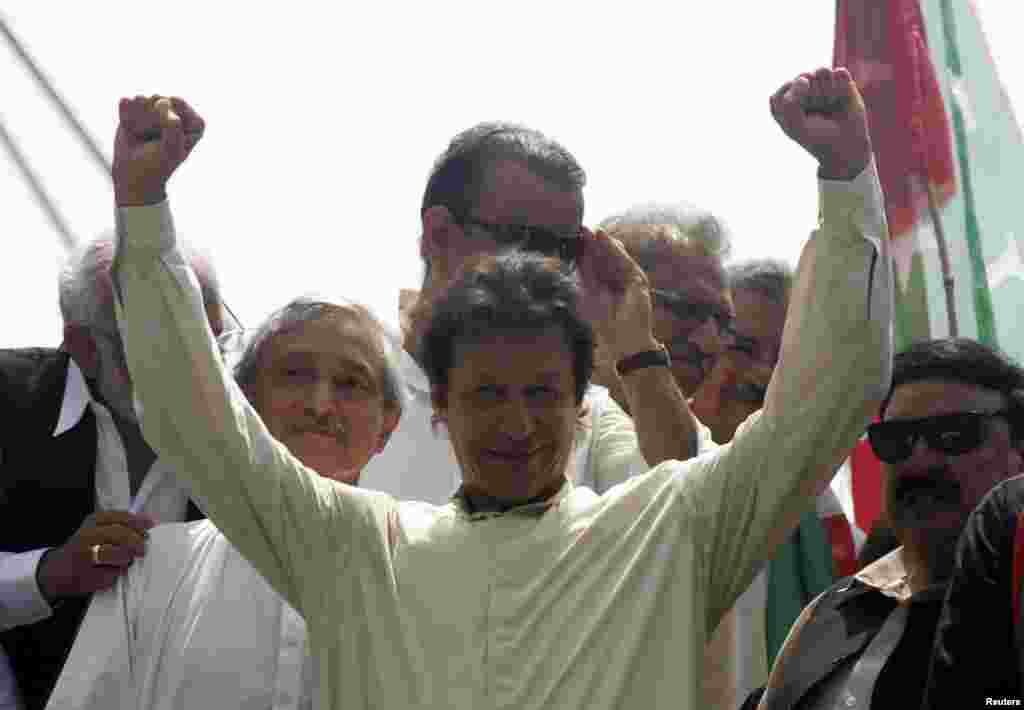 پاکستان تحریک انصاف کے چیئرمین عمران خان کی قیادت میں لاہور سے اسلام آباد کی جانب ’لانگ مارچ‘ شروع ہو گیا ہے۔