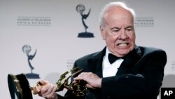 Tim Conway muestra el Emmy que ganó como Mejor Actor Invitado en una Serie de Comedia por su trabajo en "30 Rock", en esta foto del 13 de septiembre de 2008. Conway falleció el 14 de mayo a los 85 años.