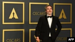 L'acteur américain Joaquin Phoenix recompensé de l'Oscar du meilleur acteur pour "Joker". (Photo de FREDERIC J. BROWN / AFP)