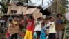 Nạn nhân bão ở Philippines đói khát cần thức ăn, nước uống