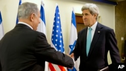 31일 이스라엘을 방문한 미국의 존 케리 국무장관(오른쪽)이 베냐민 네타냐후 이스라엘 총리(왼쪽)와 악수하고 있다.