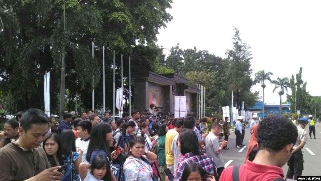 Antusias warga Jakarta menyambut kedatangan mantan Presiden AS Barack Obama di Bandara Halim Perdana Kusuma Jakarta Jum'at (30/6).