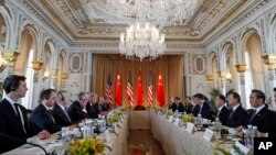 美國總統川普及其手下高官同中國主席習近平及其手下高官在海湖莊園舉行雙邊會談(2017年4月7日)