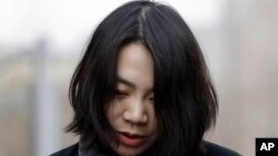 Cho Hyun-ah, eksekutif pada Korean Air yang juga merupakan putri CEO Korean Air, telah membatalkan penerbangan sebuah pesawat karena tidak puas dengan cara penyajian kacang untuknya dalam penerbangan itu. Cho dan ayahnya meminta maaf atas kejadian itu. 